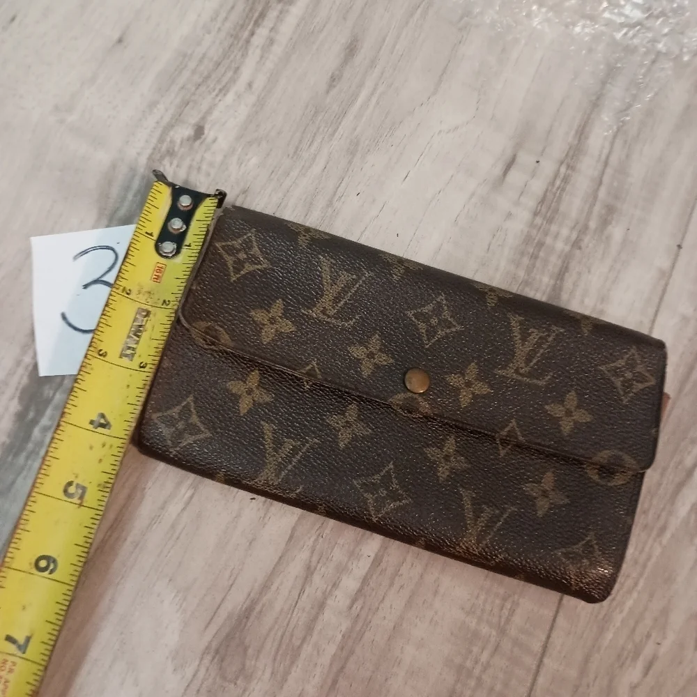 Authentic Louis Vuitton Monogram Sarah Wallet